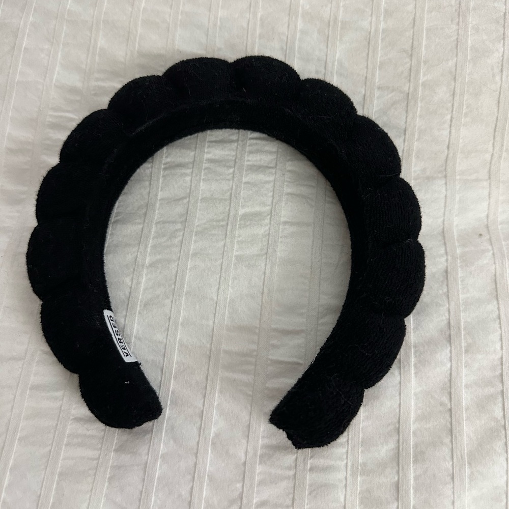 Versed black Croissant Good Hair Day